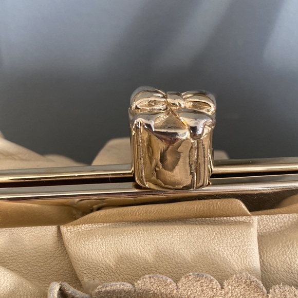 Gorgeous Valentino handbag with signature bow - Picture 8 of 17